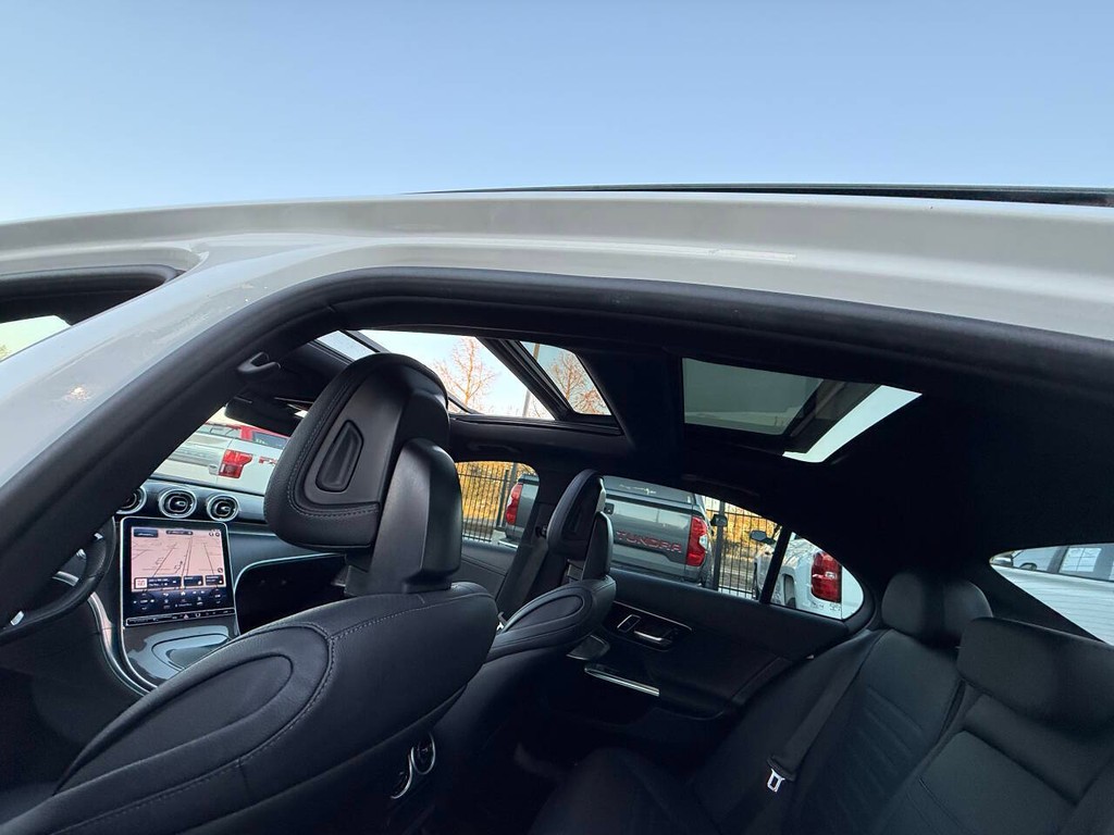 Mercedes-Benz C-Class Vehicle Full-screen Gallery Image 30