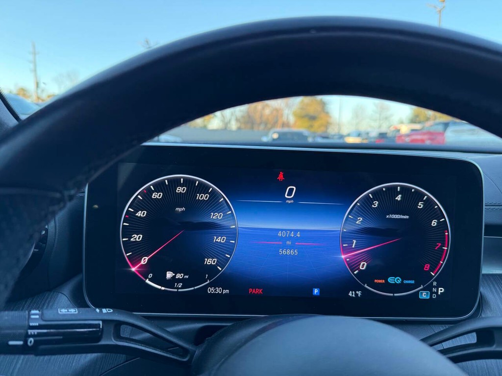 Mercedes-Benz C-Class Vehicle Full-screen Gallery Image 31