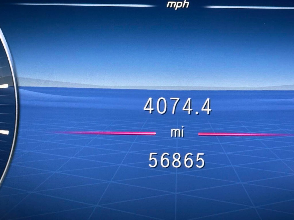 Mercedes-Benz C-Class Vehicle Full-screen Gallery Image 32