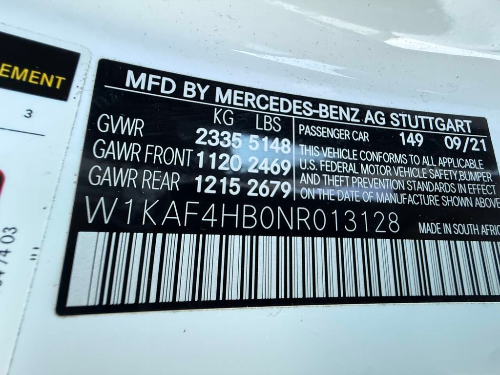 Mercedes-Benz C-Class Vehicle Full-screen Gallery Image 33