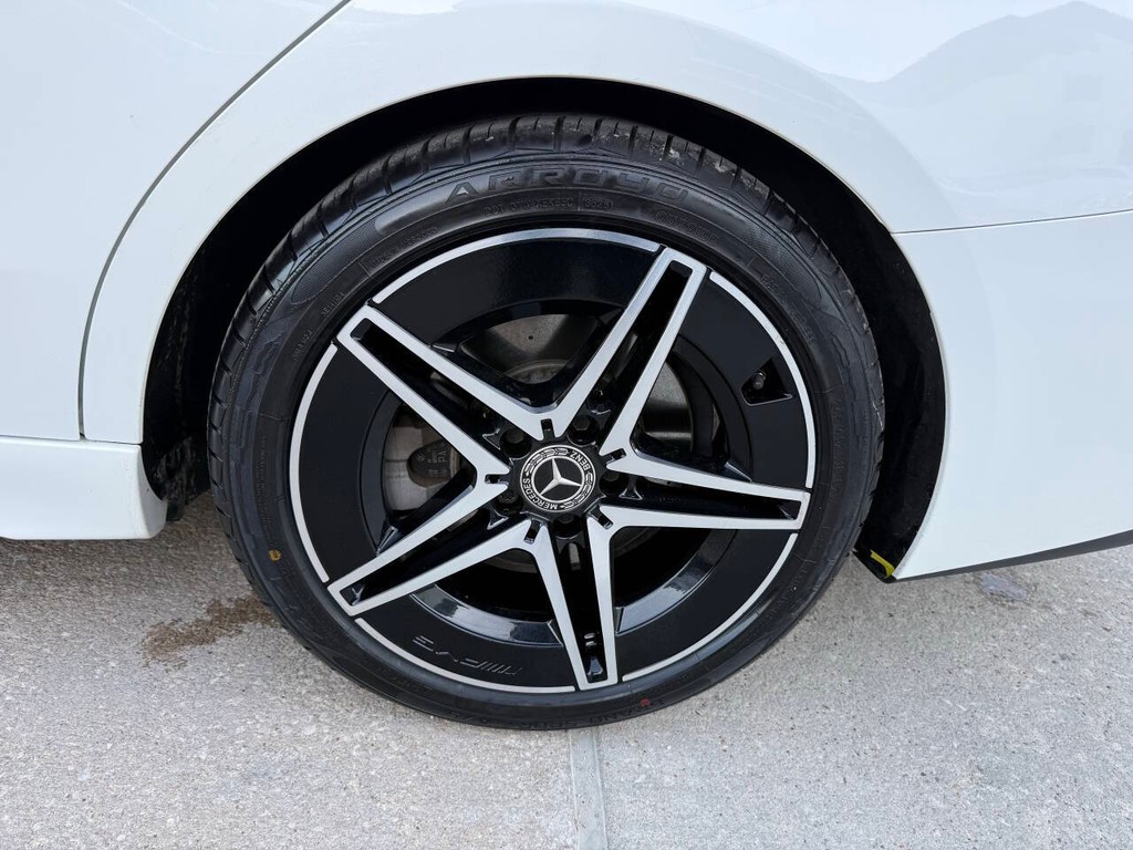 Mercedes-Benz C-Class Vehicle Full-screen Gallery Image 35