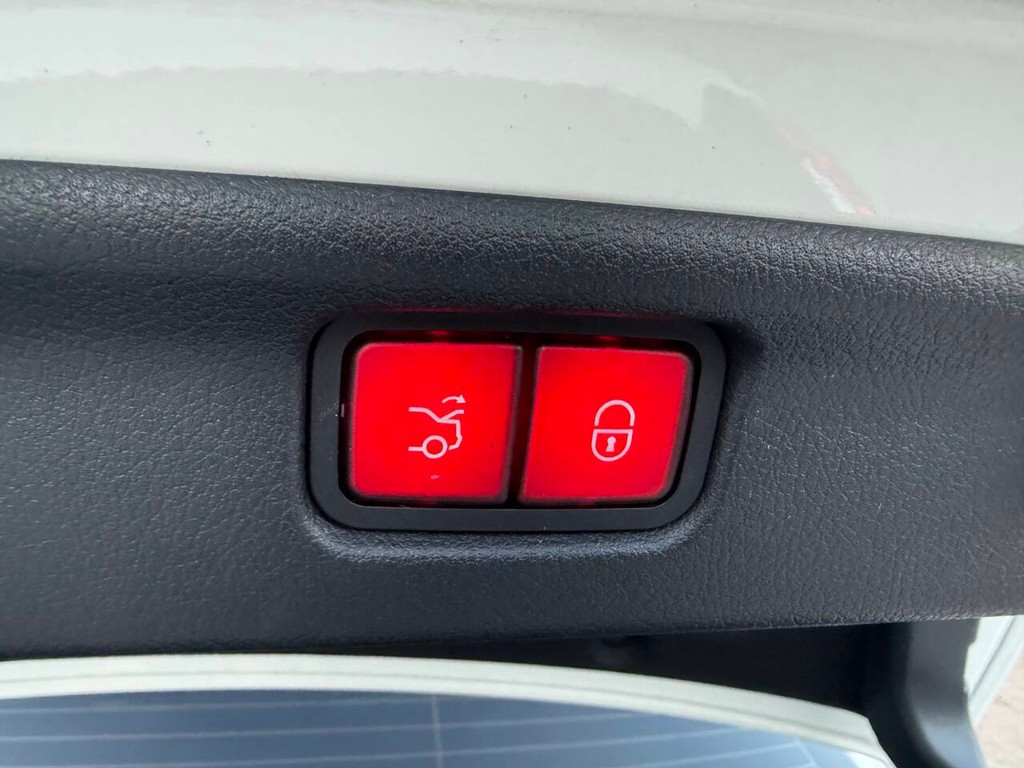 Mercedes-Benz C-Class Vehicle Full-screen Gallery Image 37