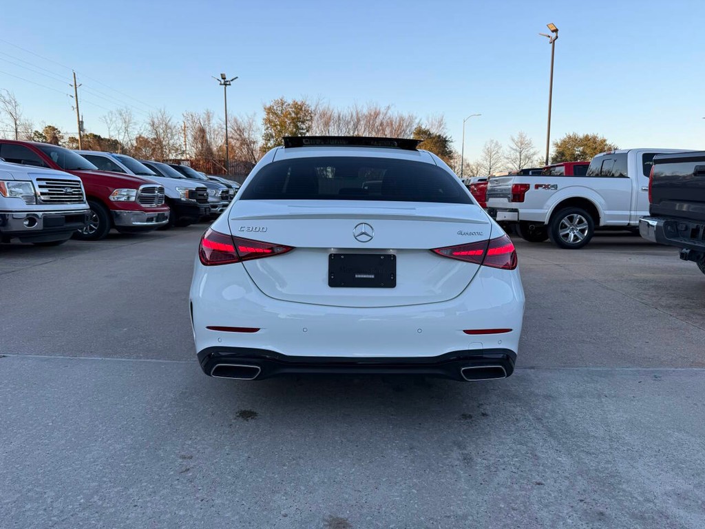 Mercedes-Benz C-Class Vehicle Full-screen Gallery Image 38