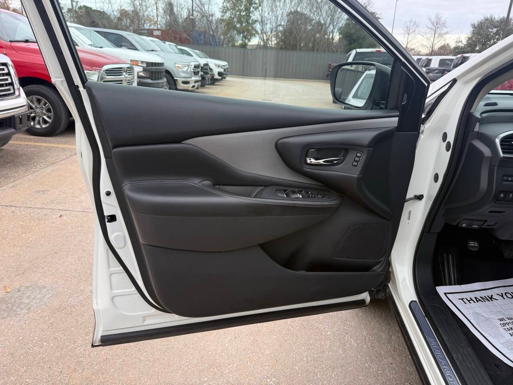 Nissan Murano Vehicle Full-screen Gallery Image 08