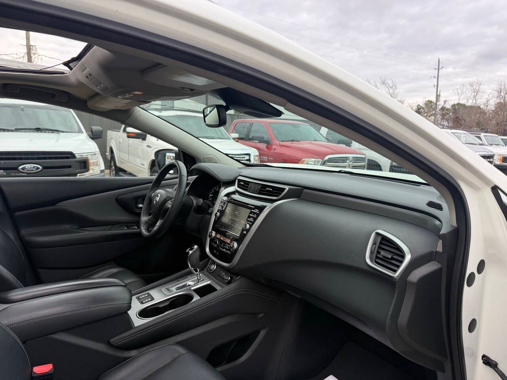 Nissan Murano Vehicle Full-screen Gallery Image 09