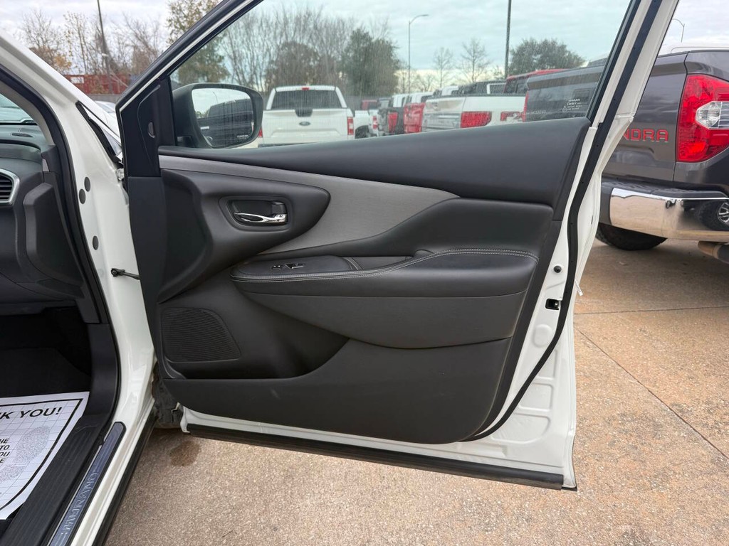 Nissan Murano Vehicle Full-screen Gallery Image 11