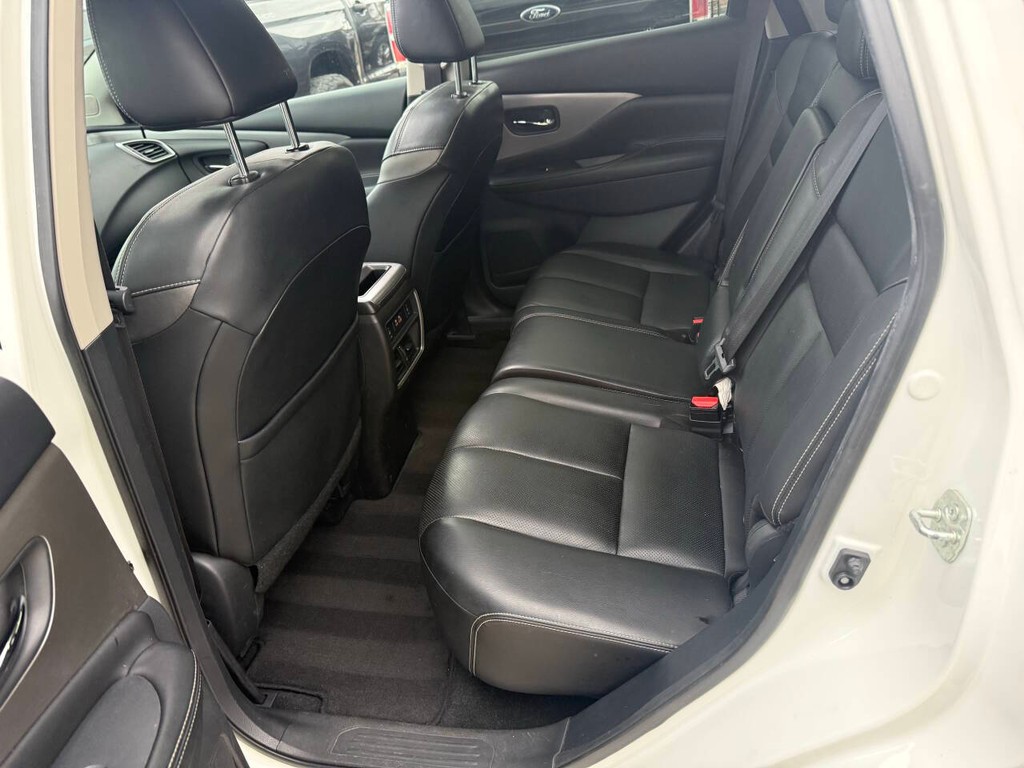 Nissan Murano Vehicle Full-screen Gallery Image 12