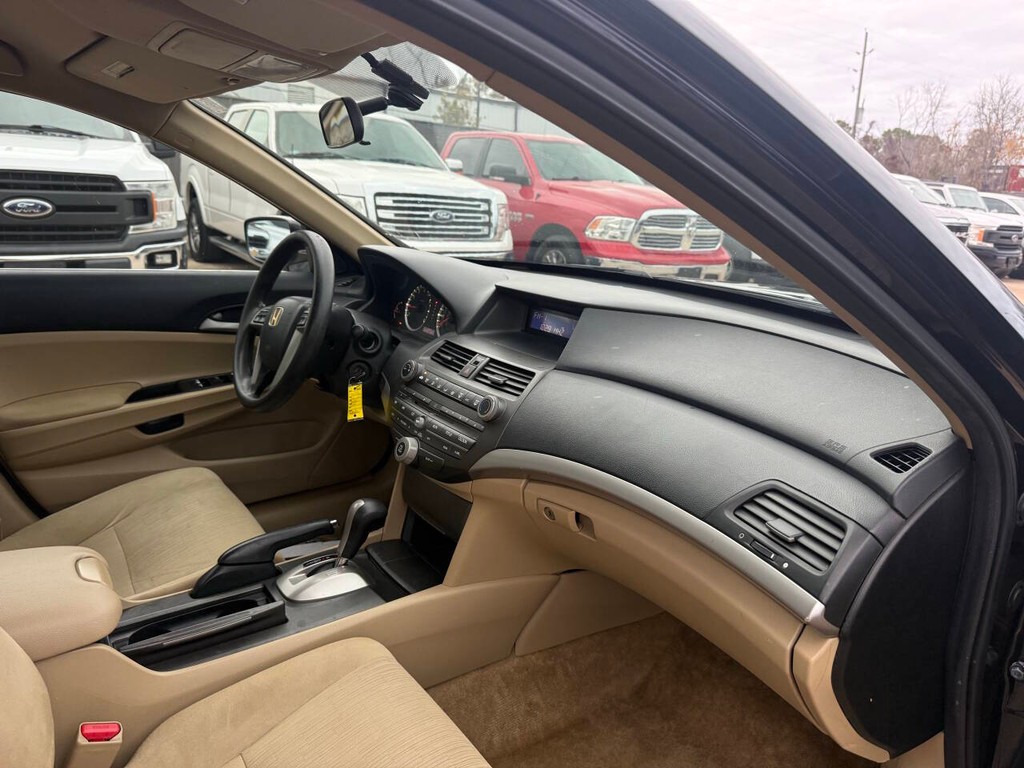 Honda Accord Sedan Vehicle Full-screen Gallery Image 08