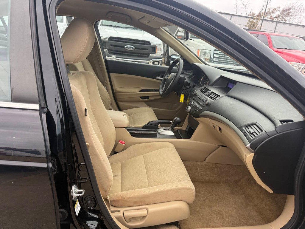 Honda Accord Sedan Vehicle Full-screen Gallery Image 09