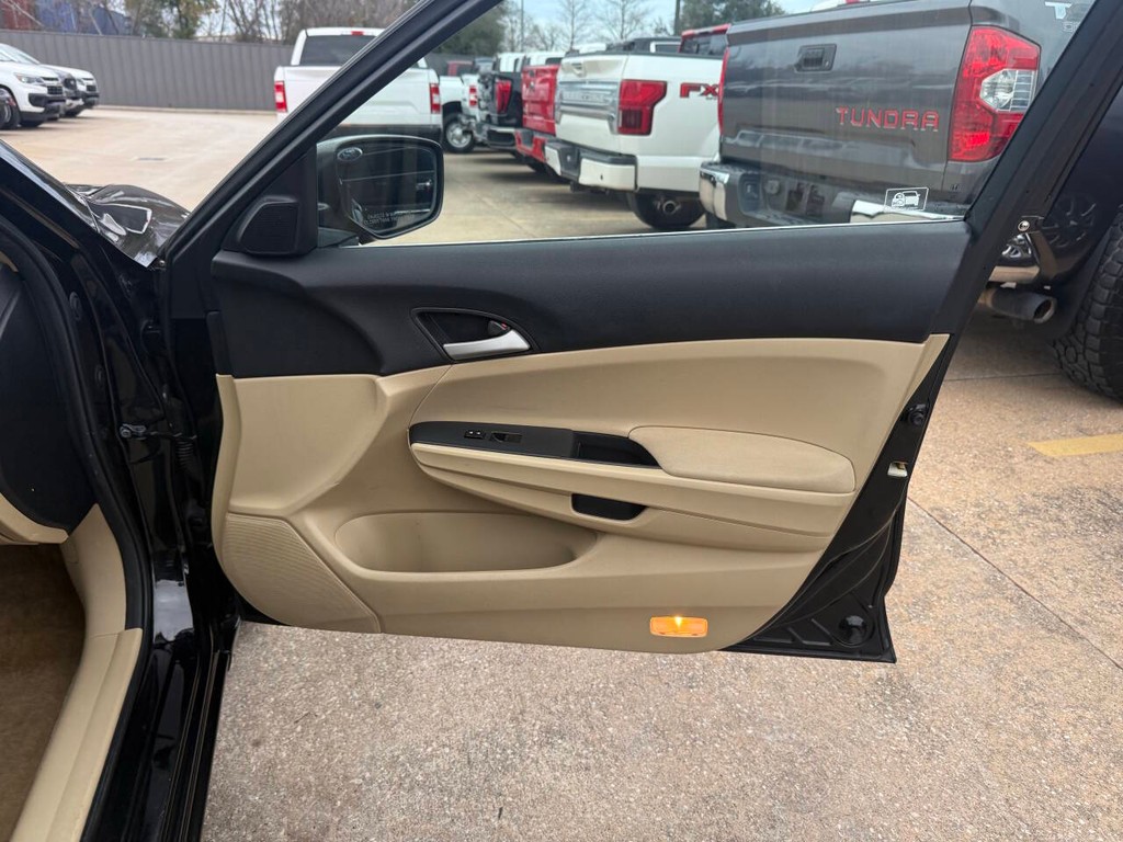 Honda Accord Sedan Vehicle Full-screen Gallery Image 10