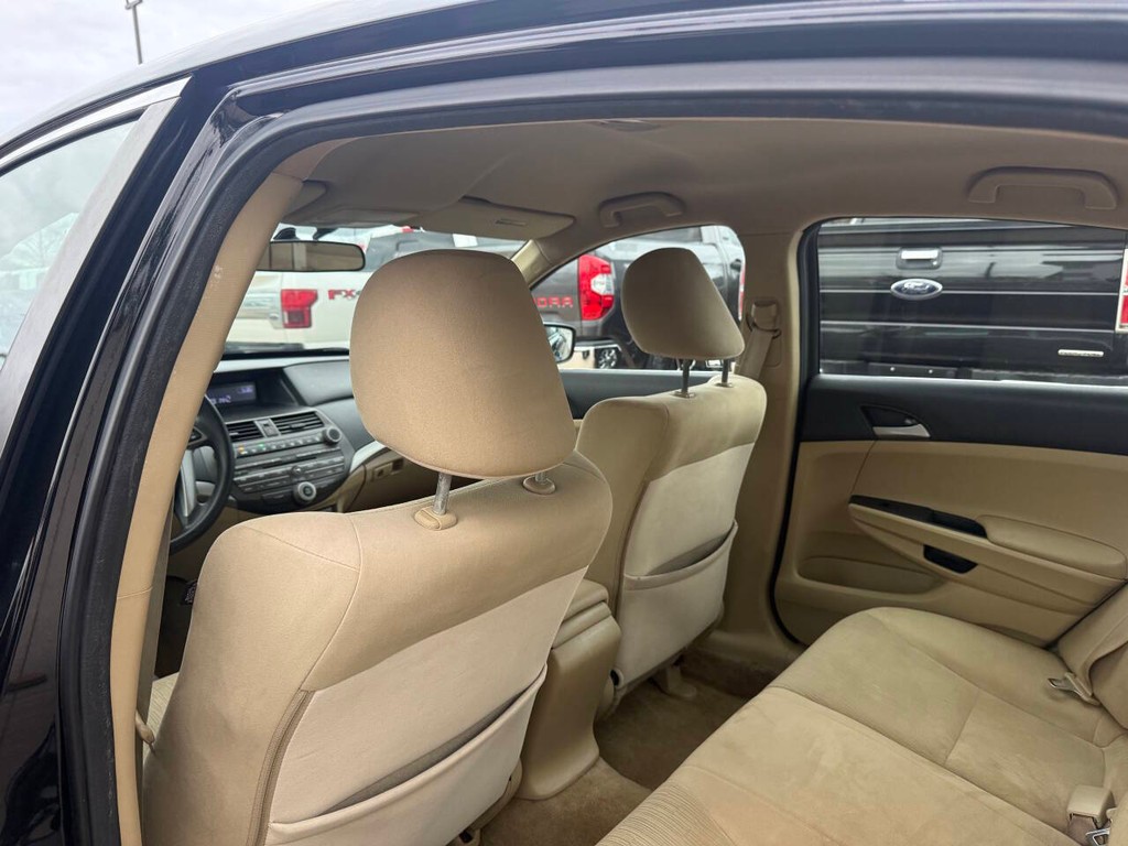 Honda Accord Sedan Vehicle Full-screen Gallery Image 11