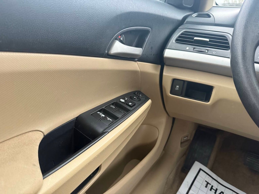 Honda Accord Sedan Vehicle Full-screen Gallery Image 28