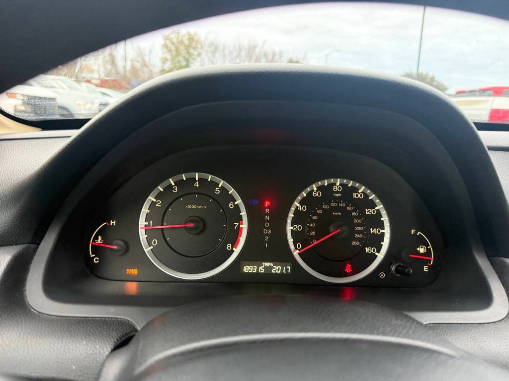 Honda Accord Sedan Vehicle Full-screen Gallery Image 29