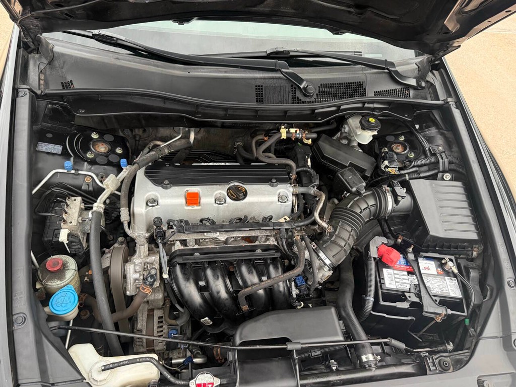 Honda Accord Sedan Vehicle Full-screen Gallery Image 32