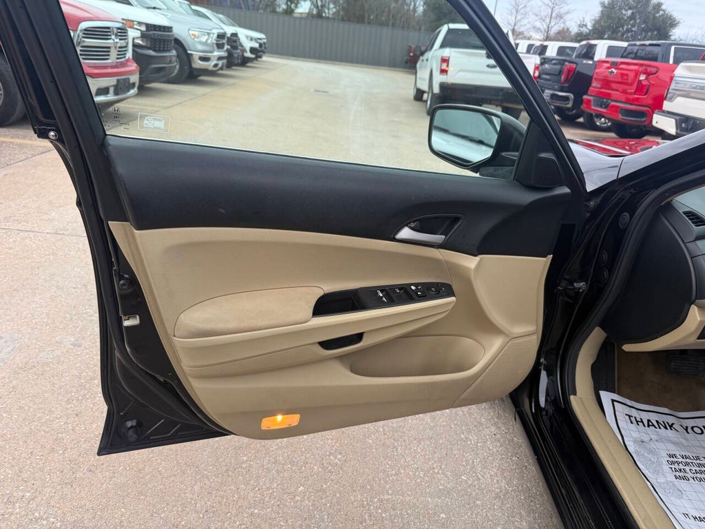 Honda Accord Sedan Vehicle Full-screen Gallery Image 36