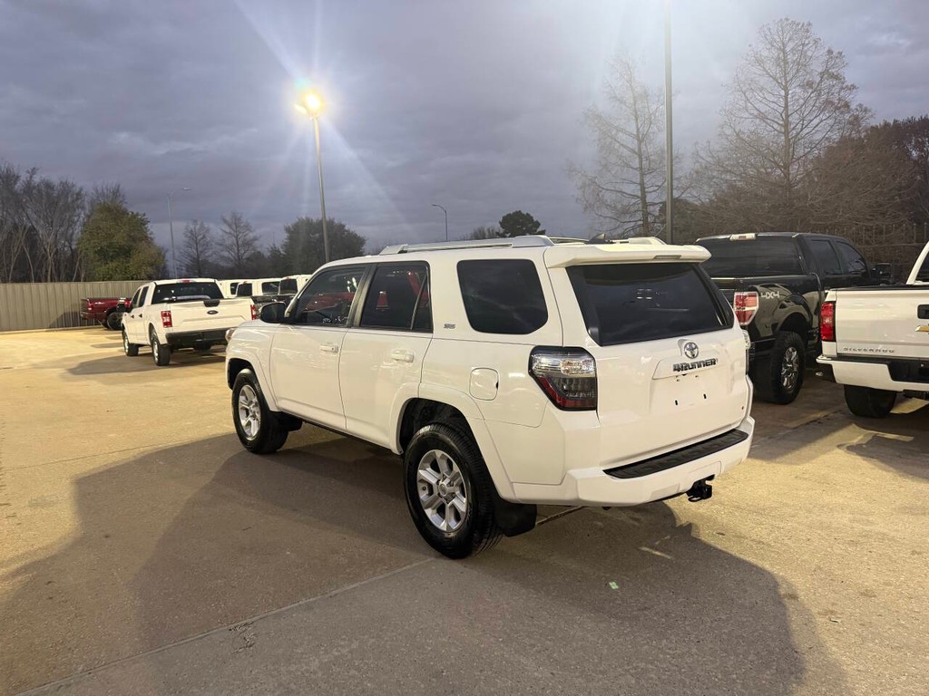 Toyota 4Runner Vehicle Full-screen Gallery Image 04