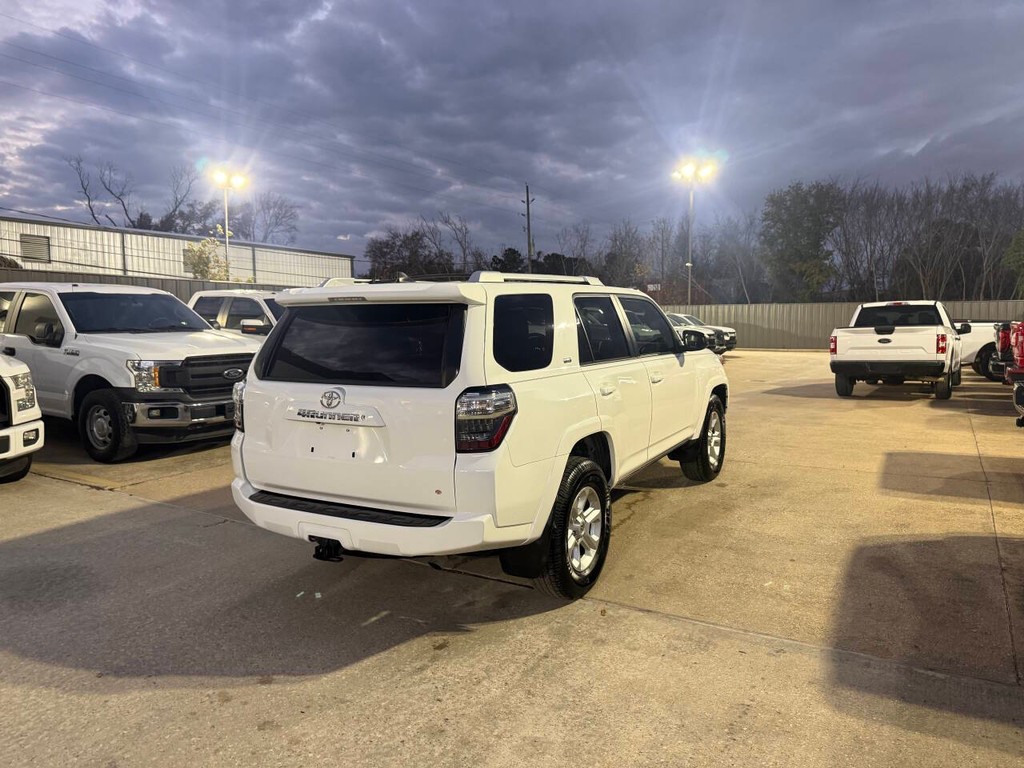 Toyota 4Runner Vehicle Full-screen Gallery Image 05