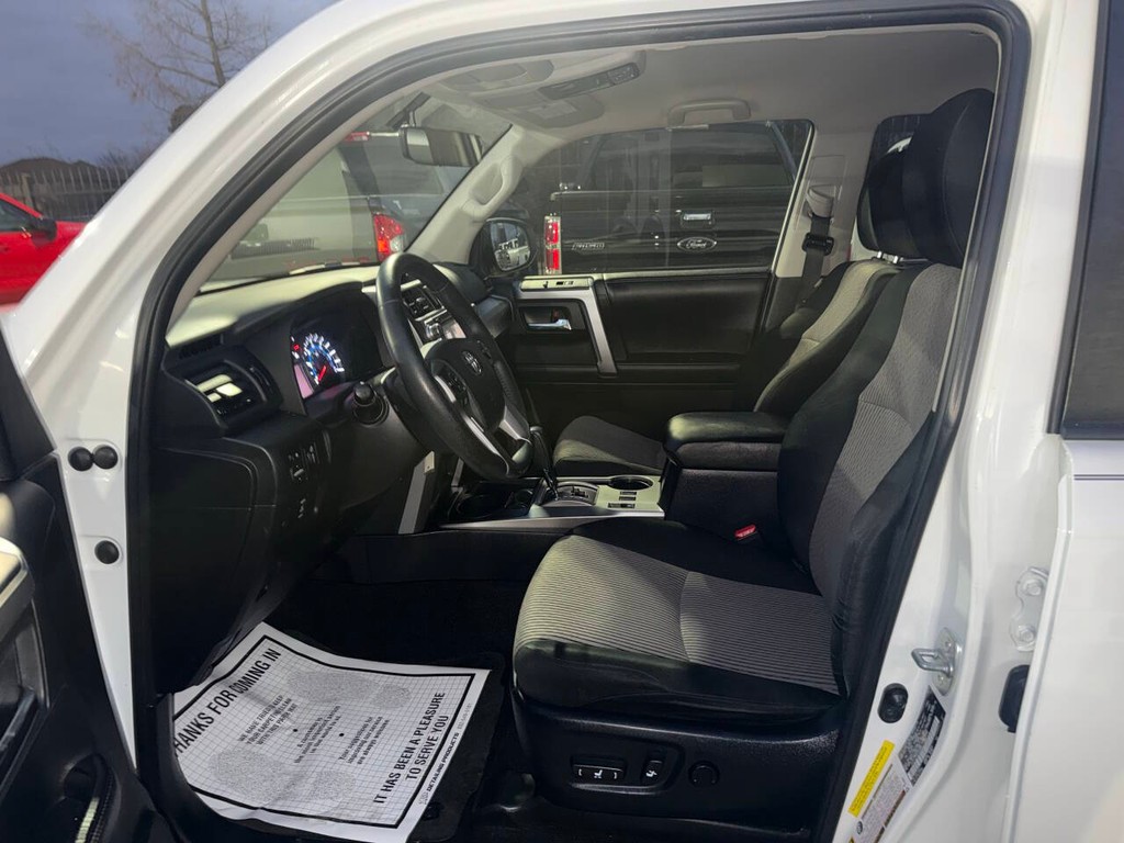 Toyota 4Runner Vehicle Full-screen Gallery Image 07