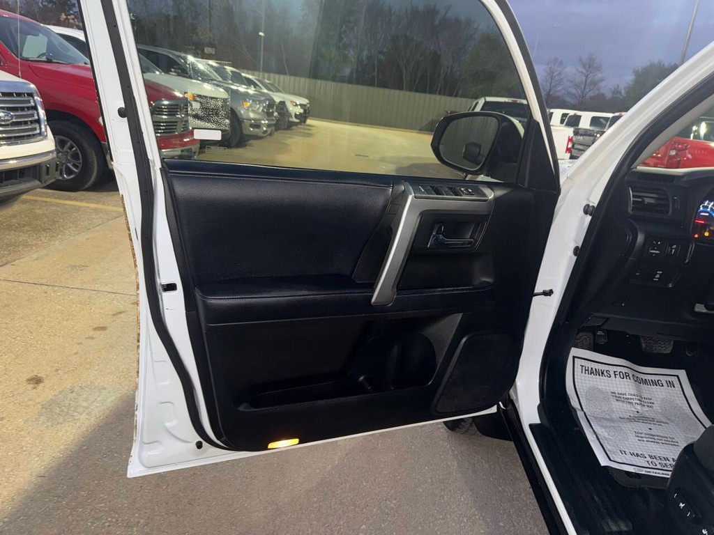 Toyota 4Runner Vehicle Full-screen Gallery Image 08