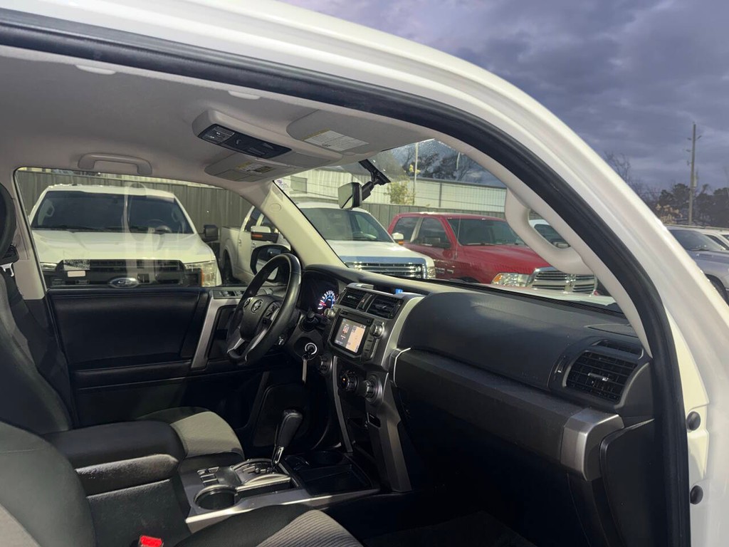 Toyota 4Runner Vehicle Full-screen Gallery Image 09