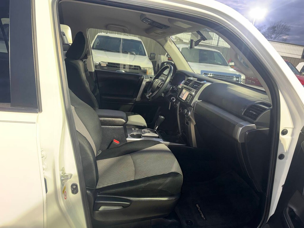 Toyota 4Runner Vehicle Full-screen Gallery Image 10