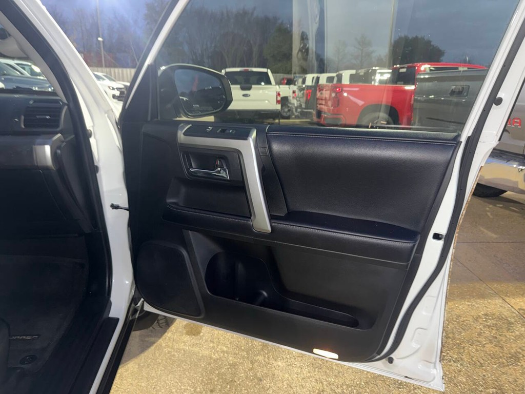 Toyota 4Runner Vehicle Full-screen Gallery Image 11