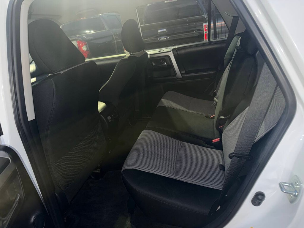 Toyota 4Runner Vehicle Full-screen Gallery Image 12