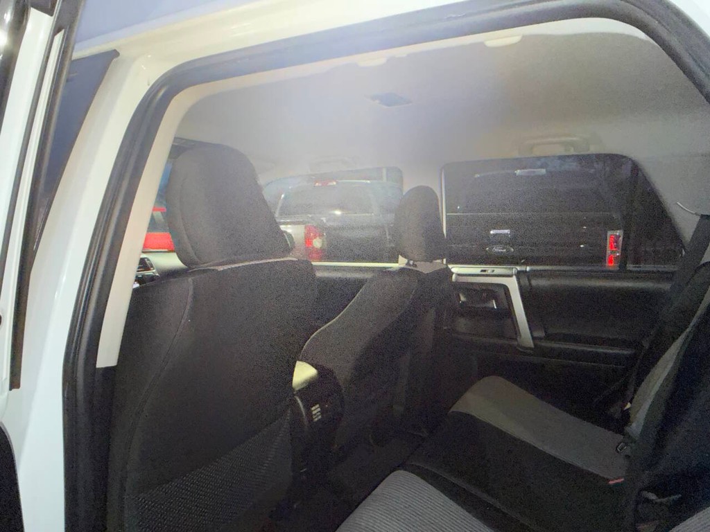 Toyota 4Runner Vehicle Full-screen Gallery Image 13