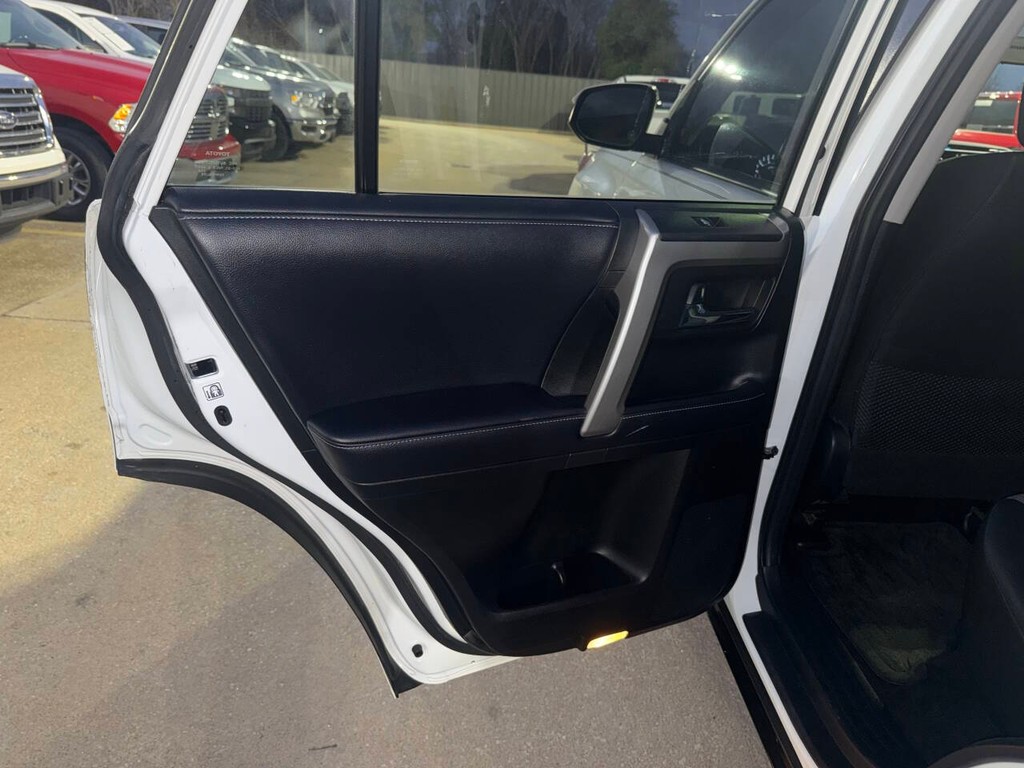 Toyota 4Runner Vehicle Full-screen Gallery Image 14