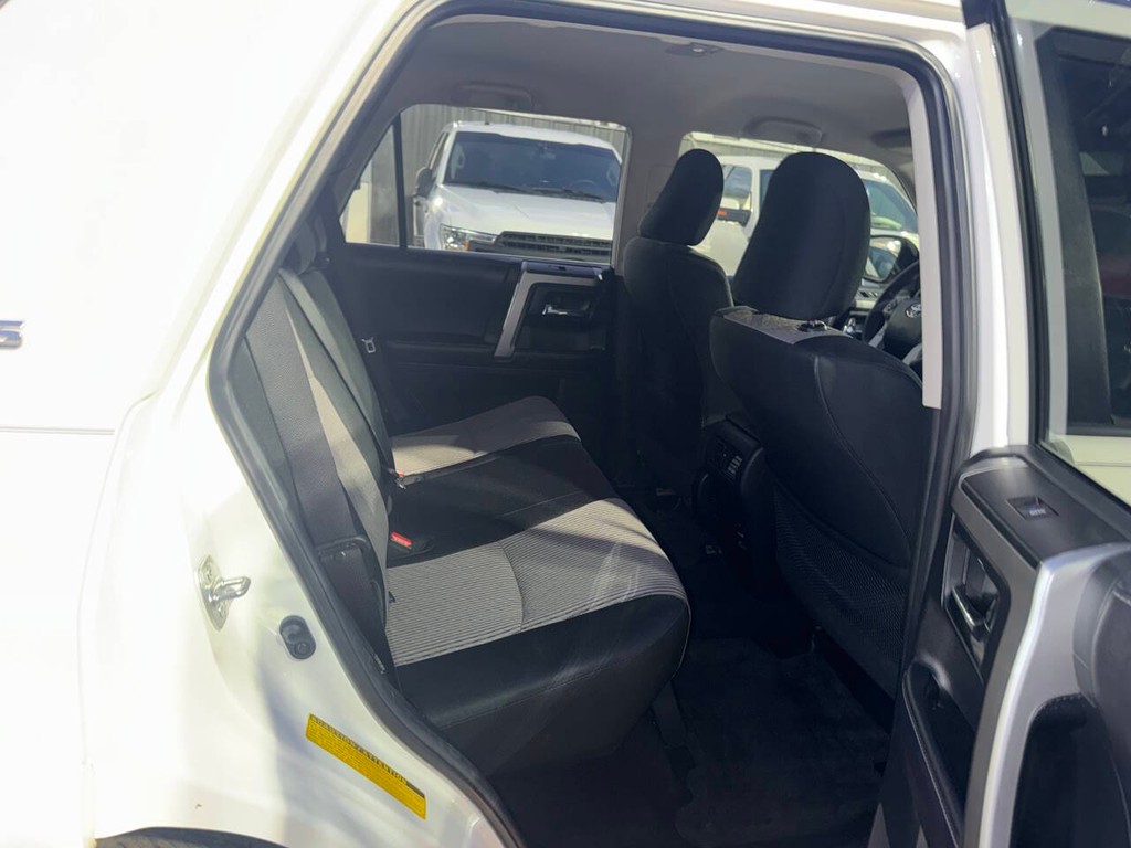 Toyota 4Runner Vehicle Full-screen Gallery Image 15