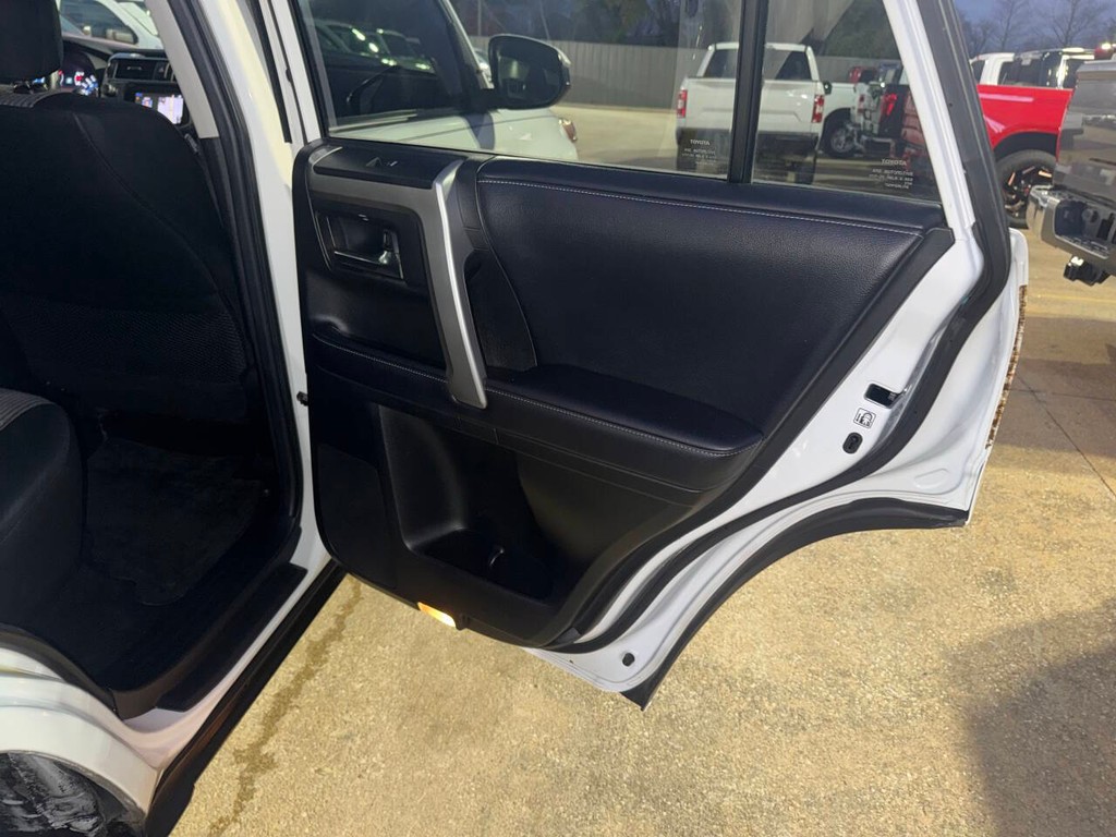 Toyota 4Runner Vehicle Full-screen Gallery Image 16