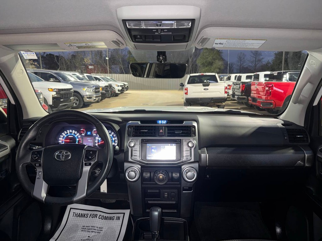 Toyota 4Runner Vehicle Full-screen Gallery Image 17