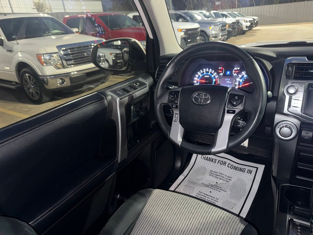 Toyota 4Runner Vehicle Full-screen Gallery Image 19