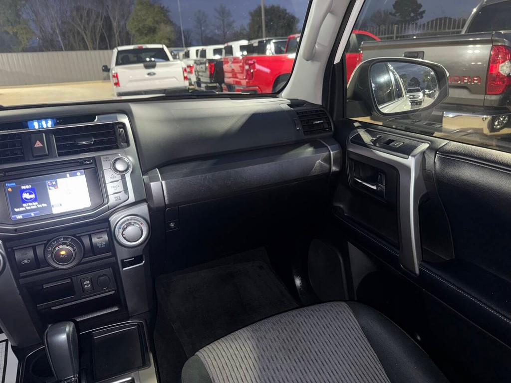 Toyota 4Runner Vehicle Full-screen Gallery Image 20