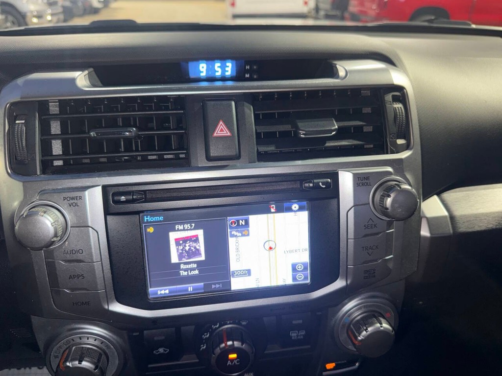 Toyota 4Runner Vehicle Full-screen Gallery Image 23