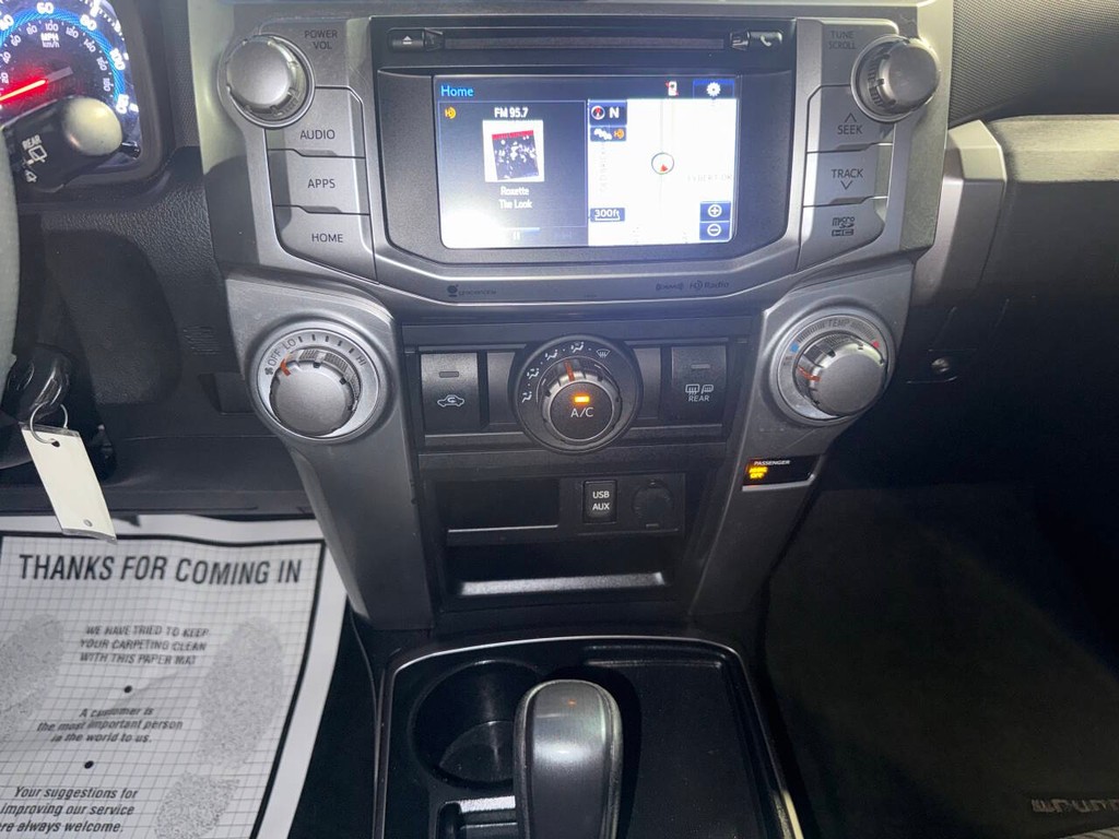 Toyota 4Runner Vehicle Full-screen Gallery Image 24