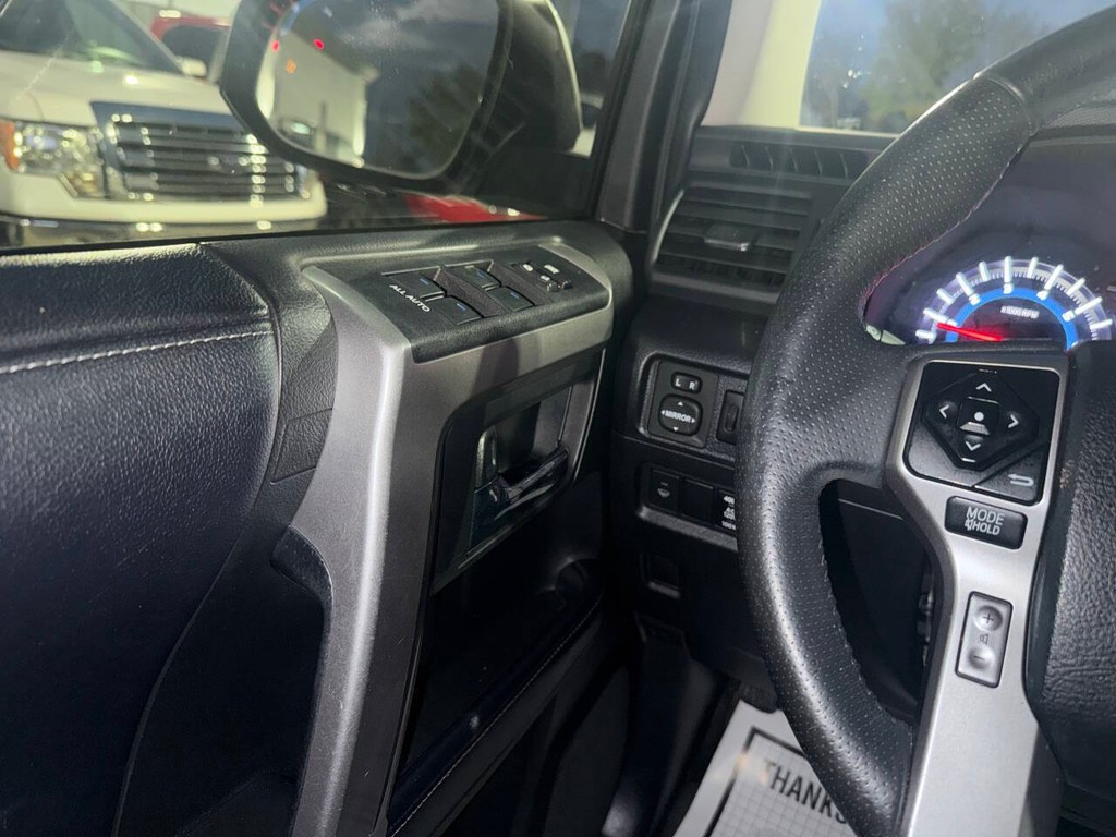 Toyota 4Runner Vehicle Full-screen Gallery Image 26