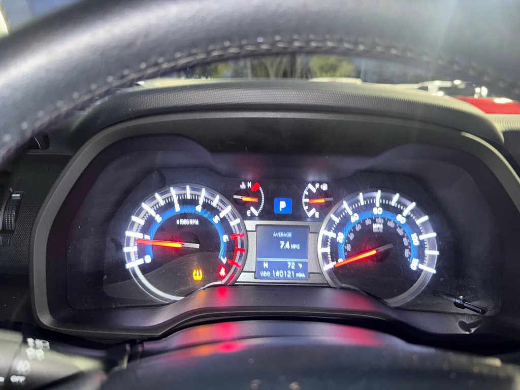 Toyota 4Runner Vehicle Full-screen Gallery Image 27