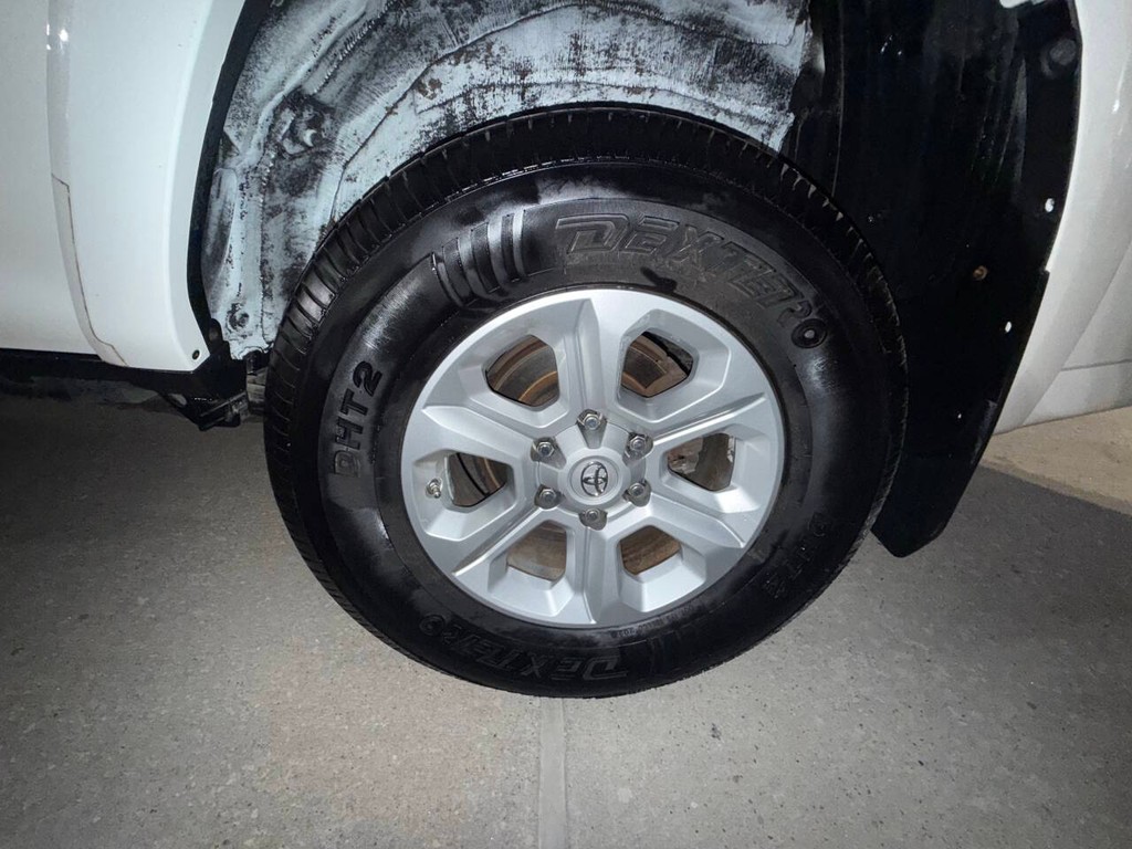 Toyota 4Runner Vehicle Full-screen Gallery Image 31