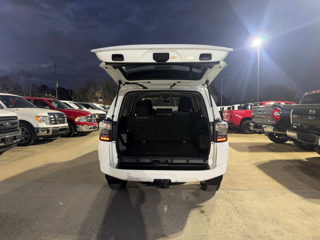 Toyota 4Runner Vehicle Full-screen Gallery Image 33