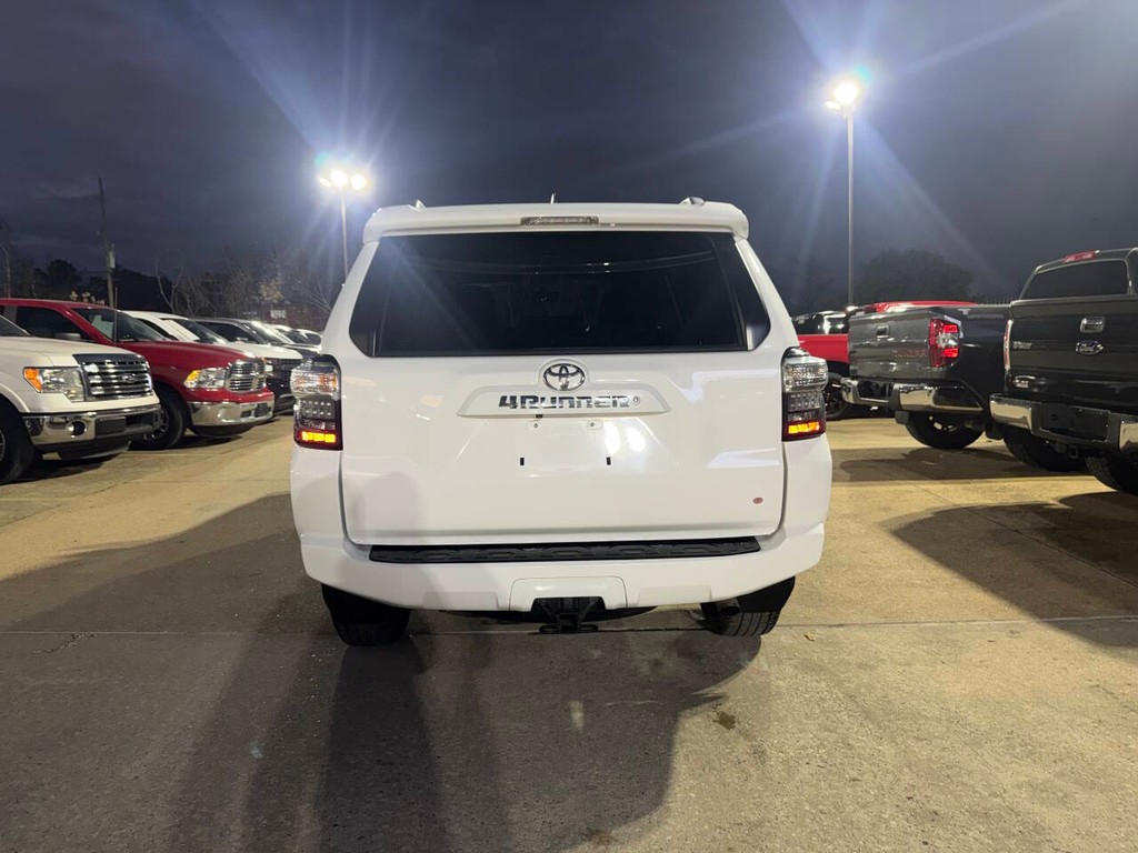 Toyota 4Runner Vehicle Full-screen Gallery Image 34