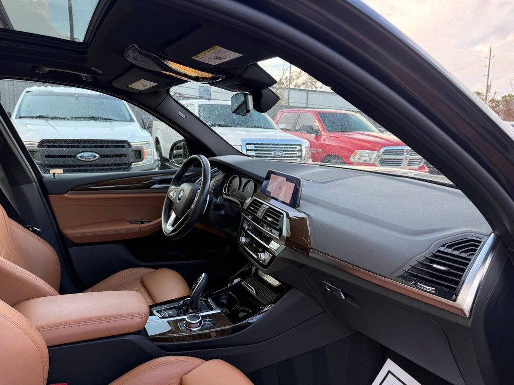 BMW X3 Vehicle Full-screen Gallery Image 09