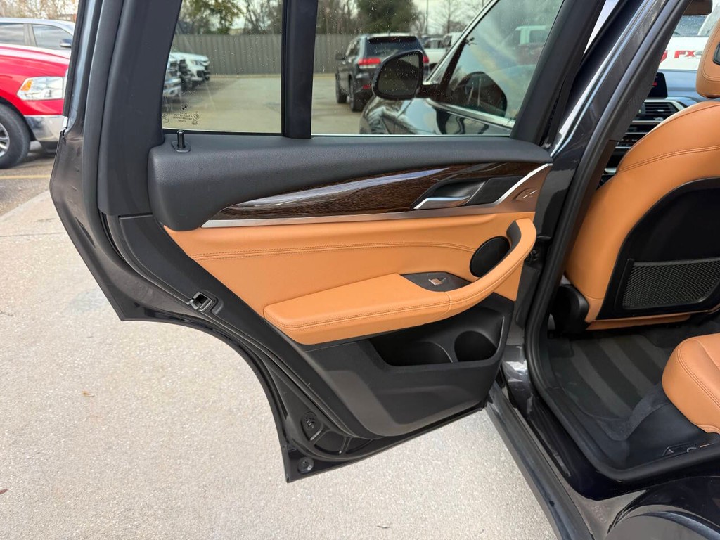 BMW X3 Vehicle Full-screen Gallery Image 14