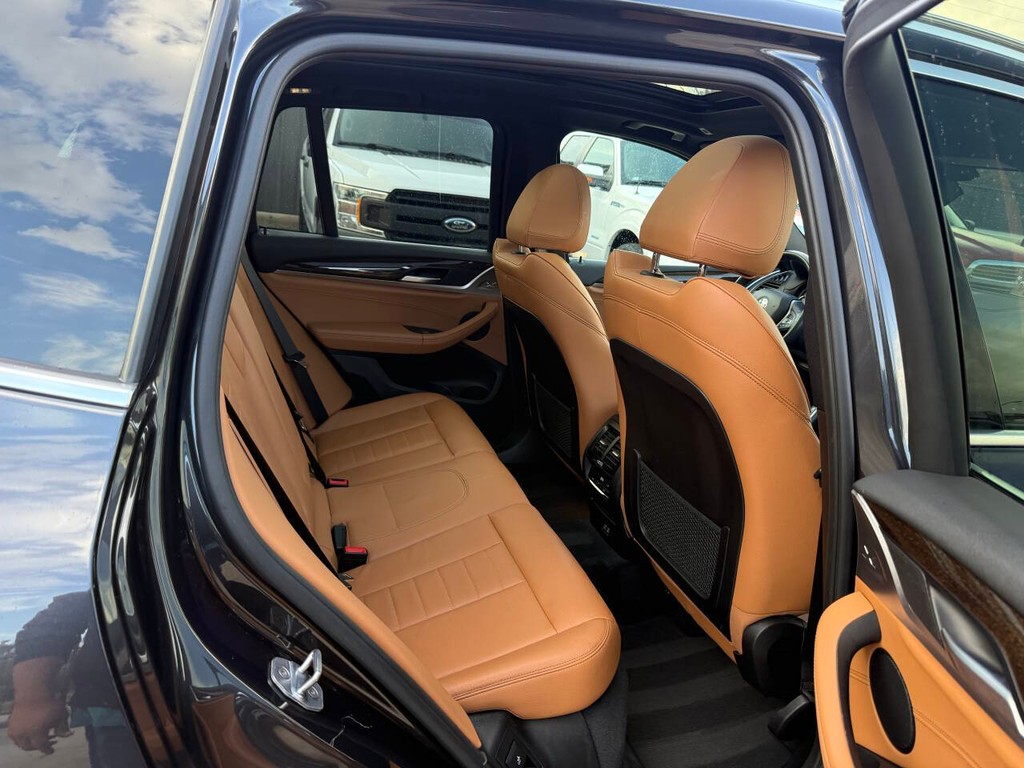 BMW X3 Vehicle Full-screen Gallery Image 15