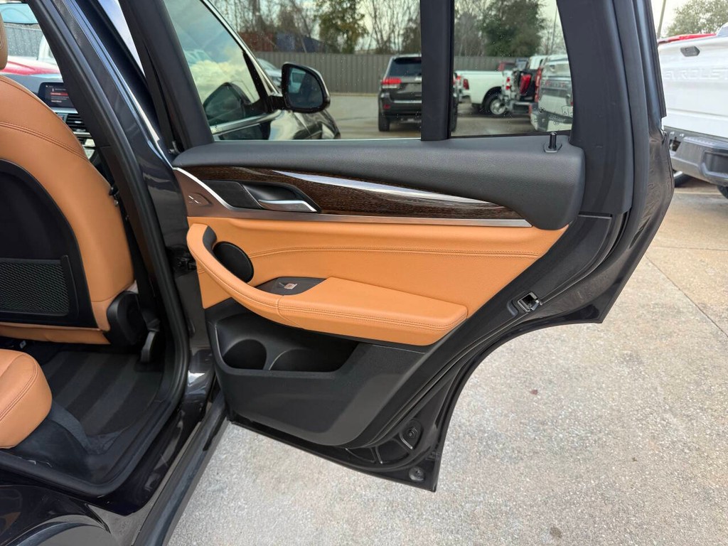 BMW X3 Vehicle Full-screen Gallery Image 16