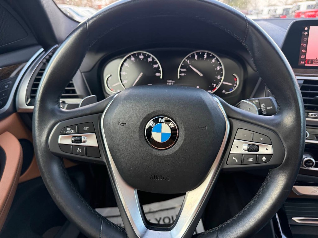 BMW X3 Vehicle Full-screen Gallery Image 24