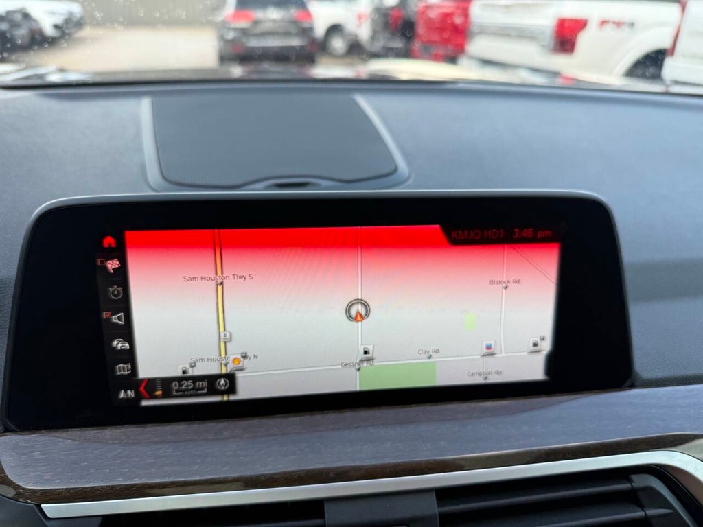 BMW X3 Vehicle Full-screen Gallery Image 26