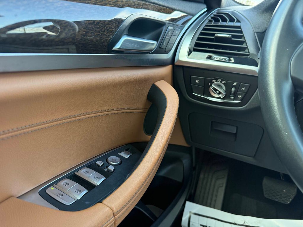 BMW X3 Vehicle Full-screen Gallery Image 32