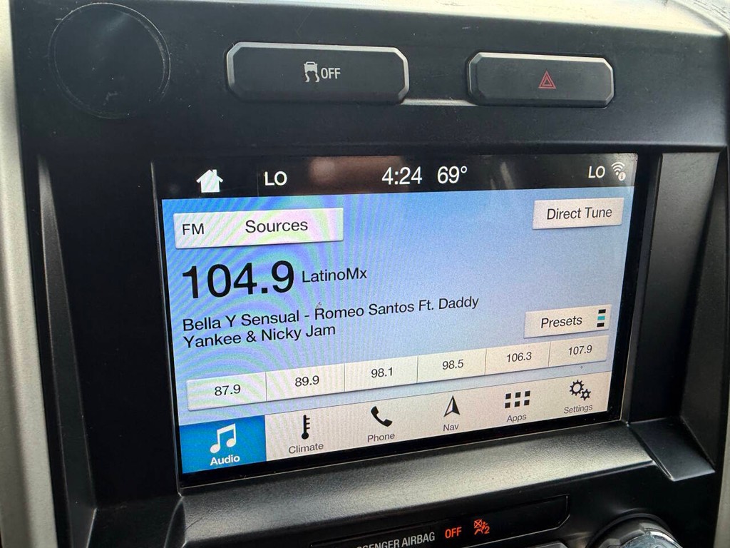 Ford F-150 Vehicle Full-screen Gallery Image 25