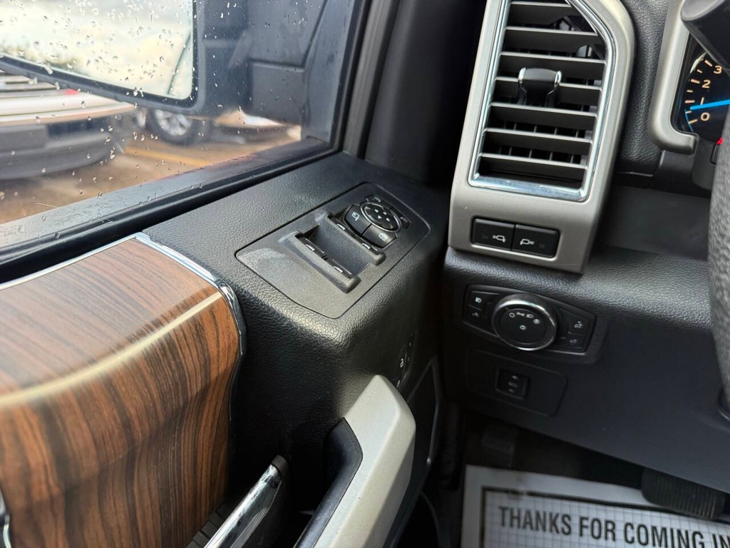 Ford F-150 Vehicle Full-screen Gallery Image 31